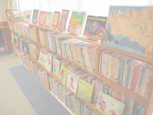 たくさんの本が並ぶ棚、明るい図書館または書店の一角