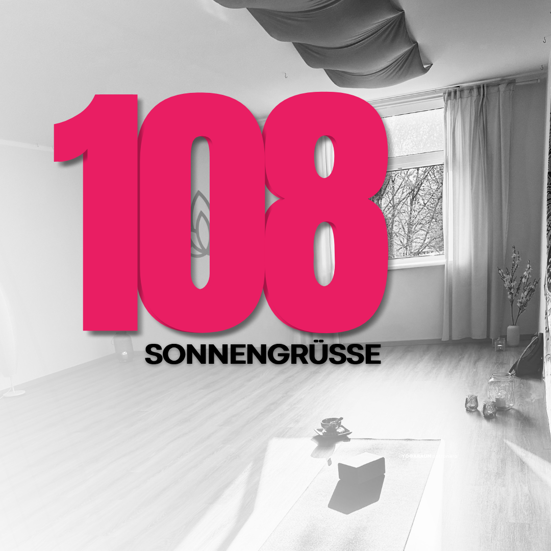 Silouette einer Frau mit gehobenen Armen im Anja Mudra. Im Hintergrund scheint die Sonne