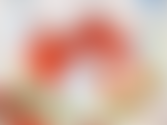 femme fait le ménage de printemps et jette des draps dans l'air