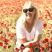 Femme blonde sur un champs de coquelicots