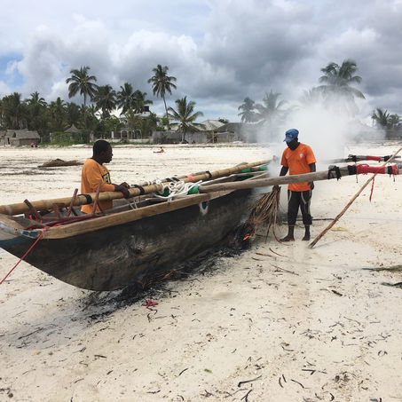 Zanzibararskie opowieści - Wioska Uroa . Bieda, która gryzie się z wakacyjnym błogim nastrojem