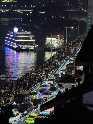the crowd for the Hongya Cave