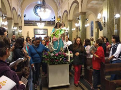 Fiéis e a imagem da Nossa Senhora D'Abadia - Foto Equipe do Santuário