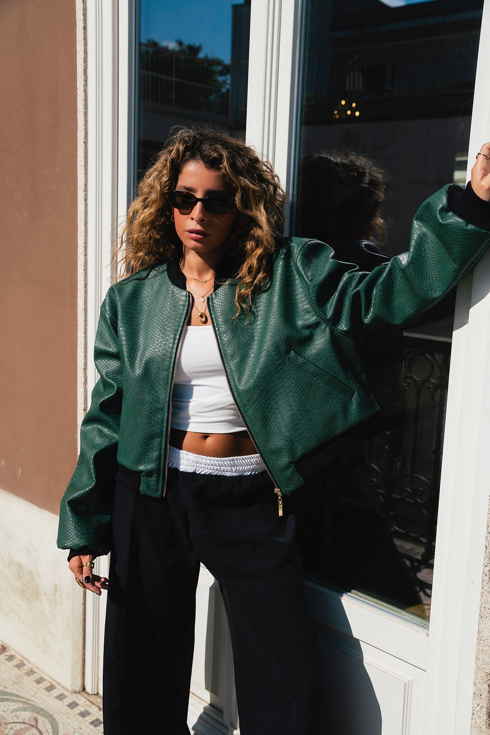 Miniatura: Mulher com casaco verde, óculos escuros, posando no sol; CAMELON SUEDE JACKET