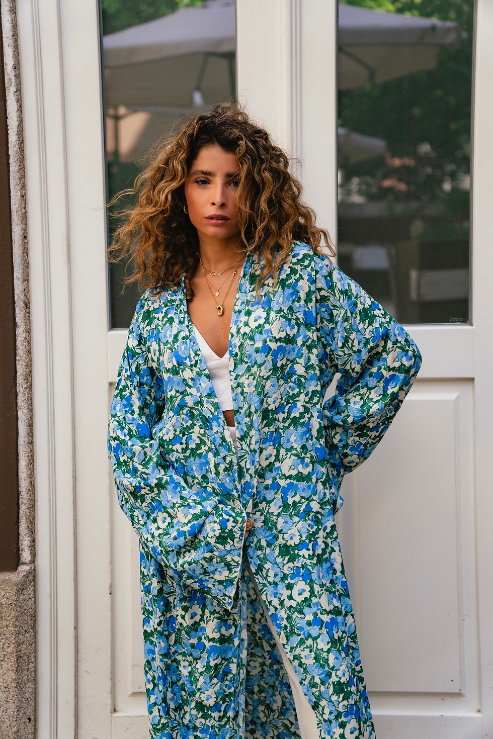 Miniatura: Mulher com casaco floral azul e branco posando, Melanina, COCOA SPARKL SET.