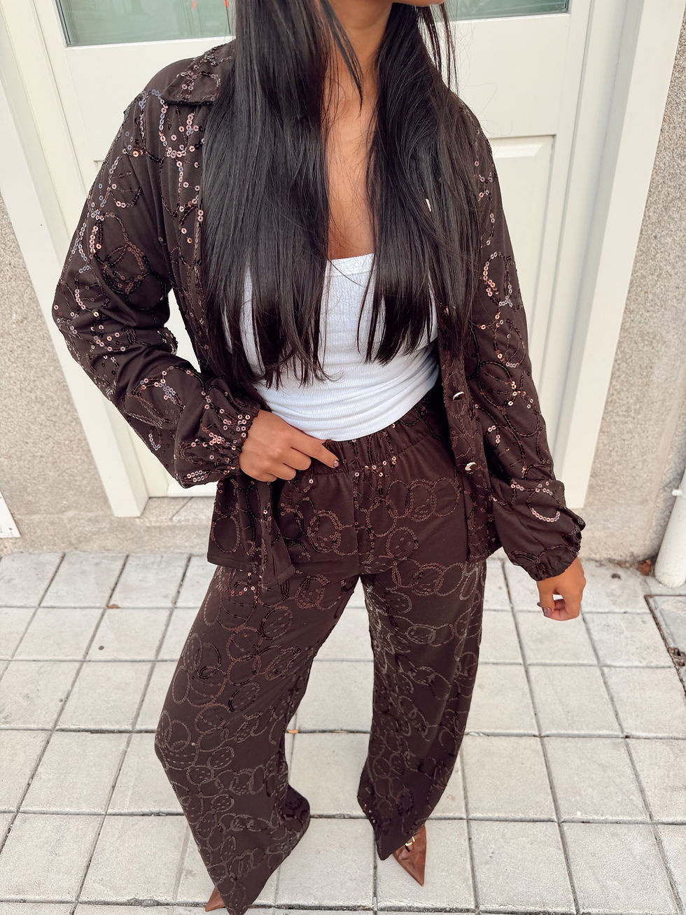 Thumbnail: Mulher elegante com terninho marrom com COCOA SPARKL SET, mostrando um look fashion. Melanina.