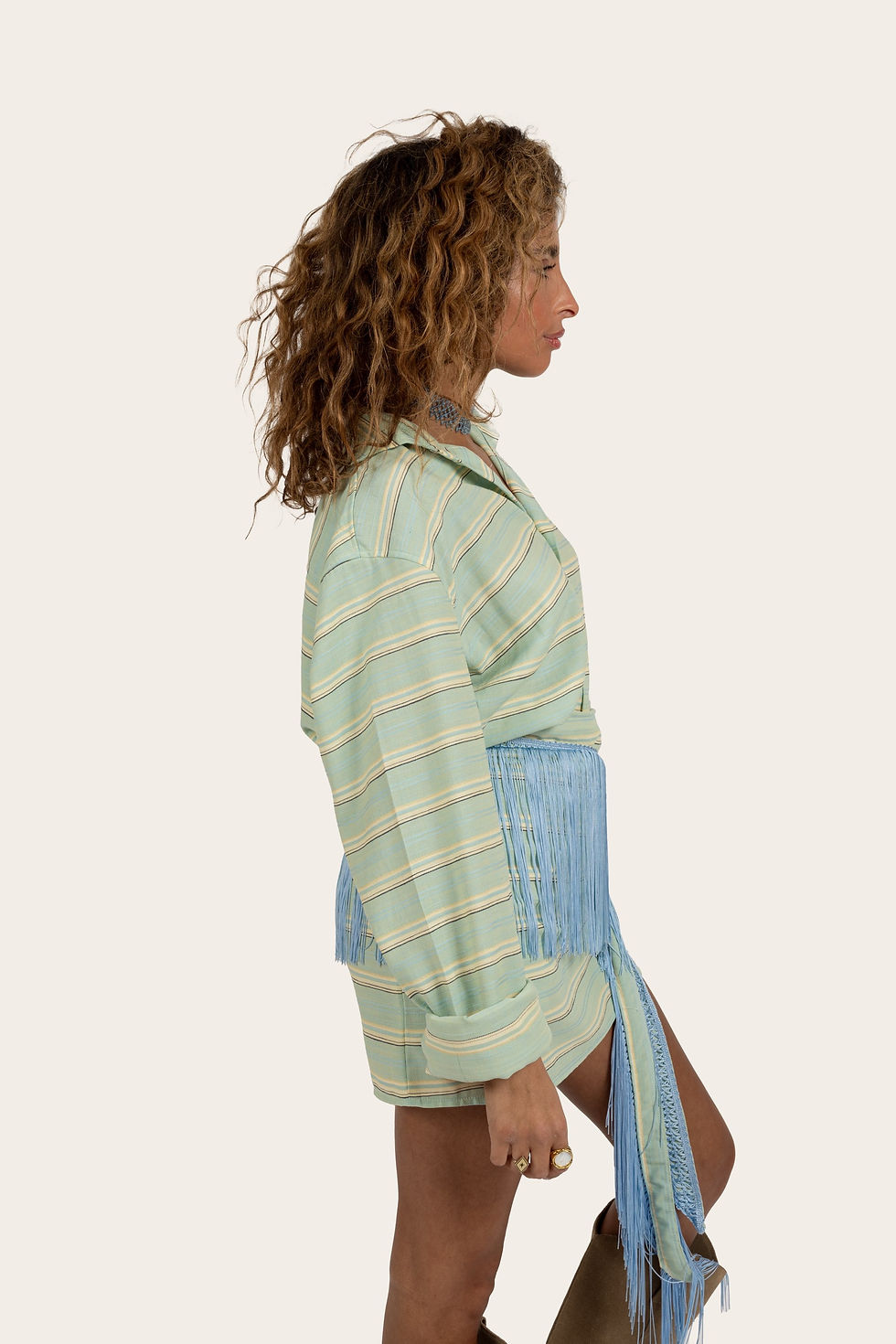 Miniatura: Mulher em roupa listrada, com saia azul e camisa verde. Melanina.