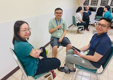 勞漢豪宣教師(右一)