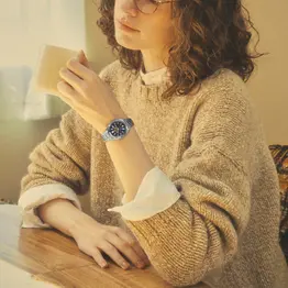 SEIKO 5 Sports SNXS Series Automatikuhr mit blauem Zifferblatt am Handgelenk einer Frau bei BLAHASCHMUCK VIENNA