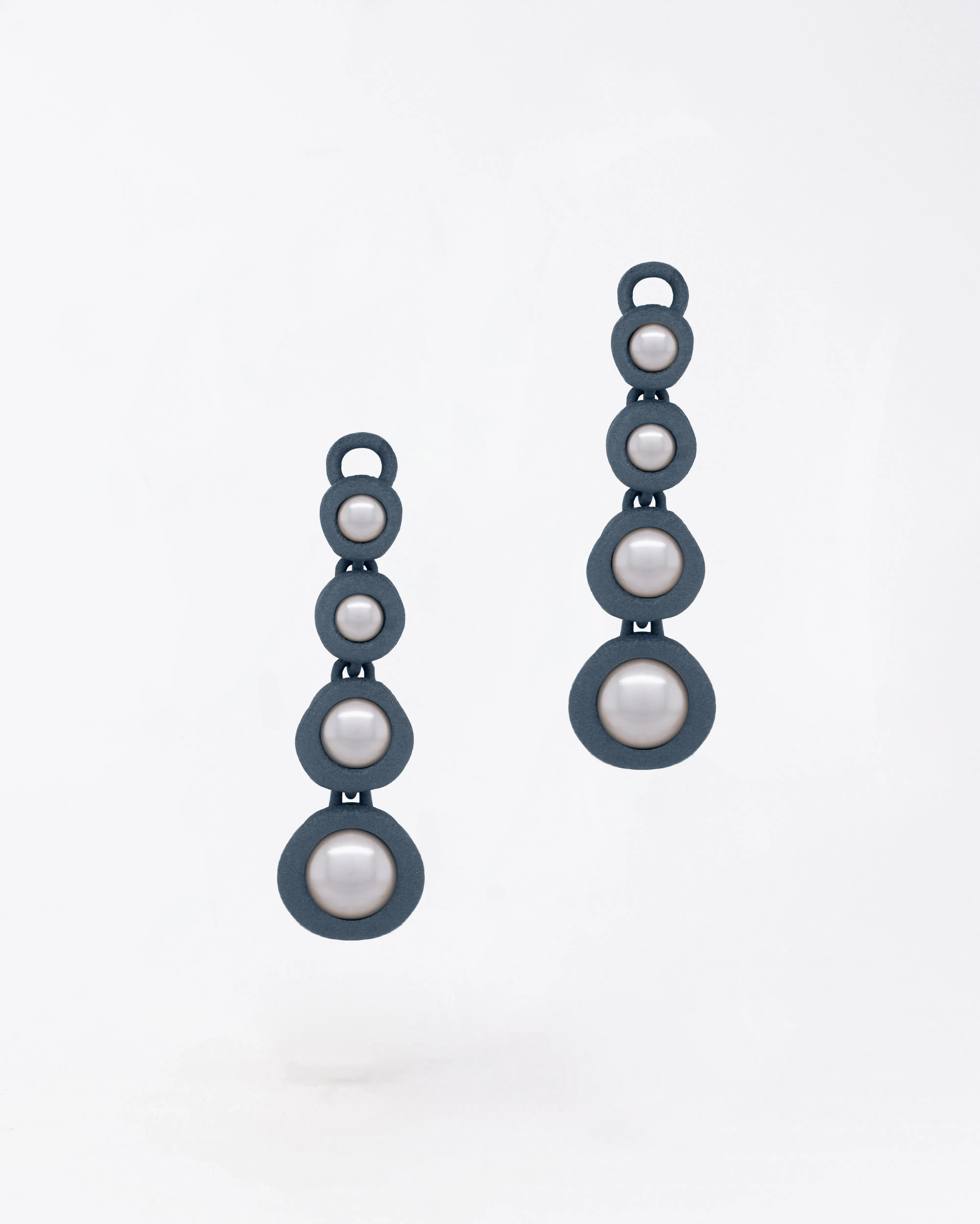 Boltenstern Fabnora Ohrringe Pearl Long Midnight Blue  by BLAHASCHMUCK