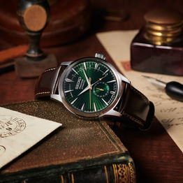 SEIKO Cocktail Reserve Automatikuhr mit grünem Sunburst-Zifferblatt, Gangreserveanzeige und braunem Lederband in stilvoller Vintage-Inszenierung