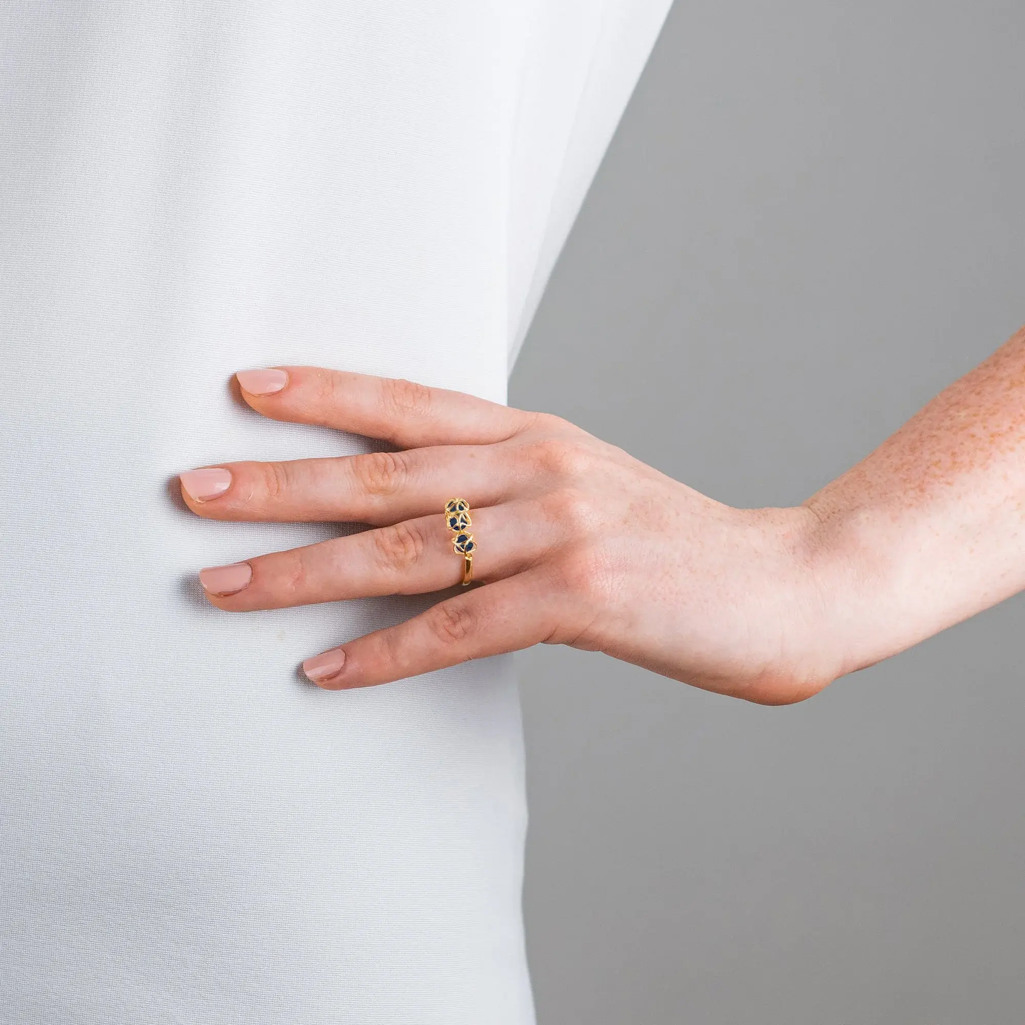 BOLTENSTERN EMBRACE London SkyRing 3-Star, Gelbgold mit Edelsteinen by BLAHASCHMUCK WIEN