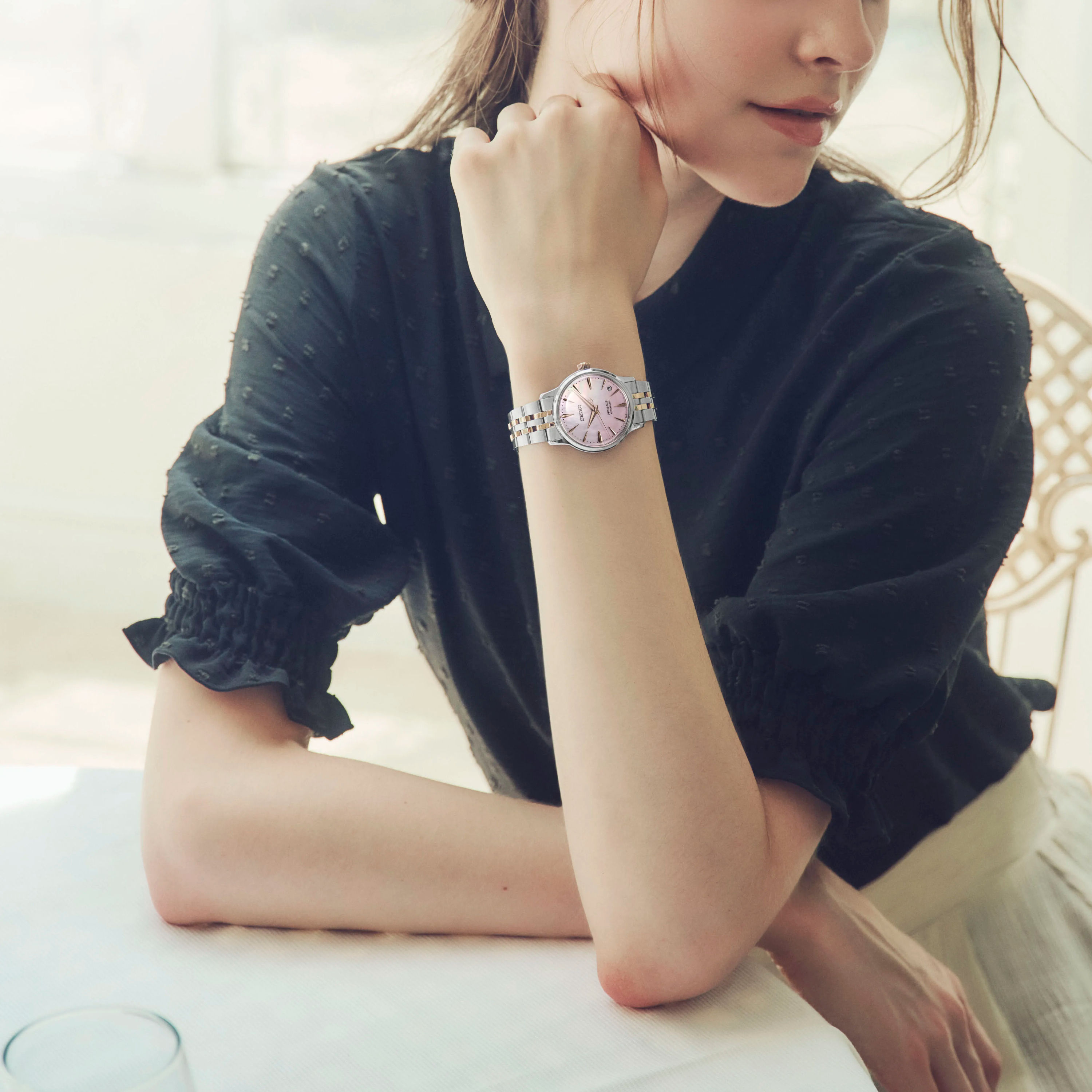 SEIKO Presage Cocktail Time Limited Edition SRPM06J1 mit rosa Perlmuttzifferblatt und zweifarbigem Edelstahlband.