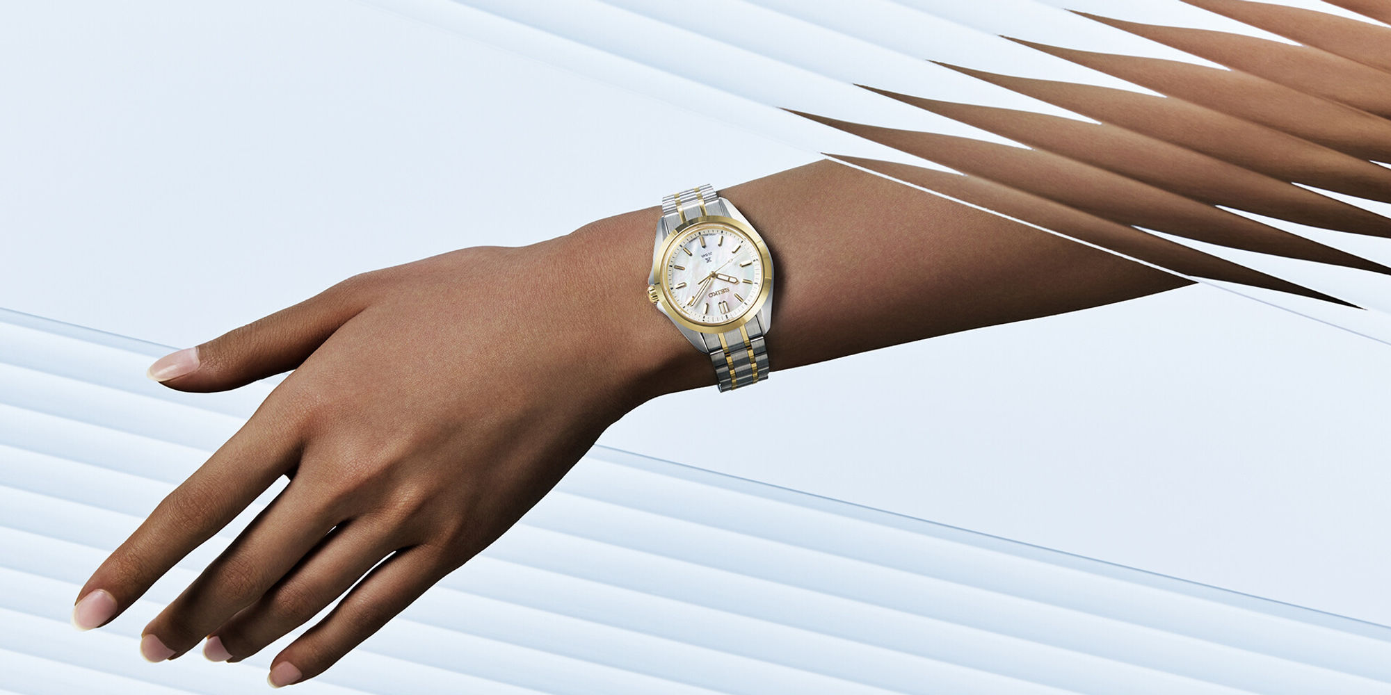 SEIKO Prospex Sea Ladies Quartz SUR608J1 Damenuhr mit hellem Perlmuttzifferblatt, Bicolor-Edelstahlband und goldfarbenen Akze