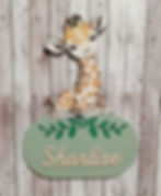 Plaque de porte de chambre Girafe personnalisée de couleur vert amande prénom Sharlize