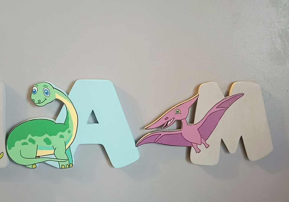 Miniature : Lettres murales en bois prénom LIAM décorées avec des dinosaures peintes de couleur gris et bleu clair