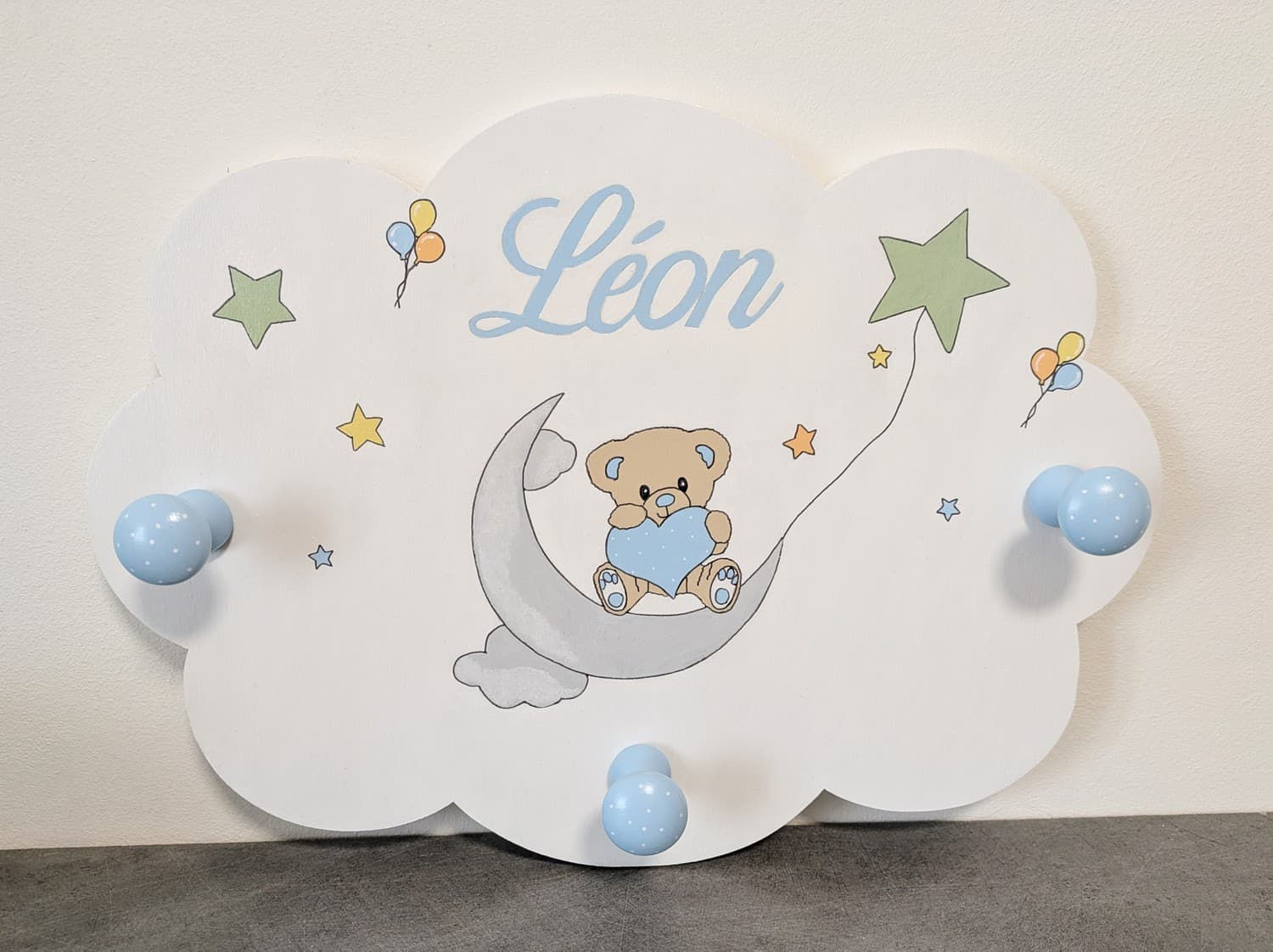 porte manteaux mural en bois en forme de nuage avec un ourson assis sur la lune avec des étoiles et des nuages peint à la mai