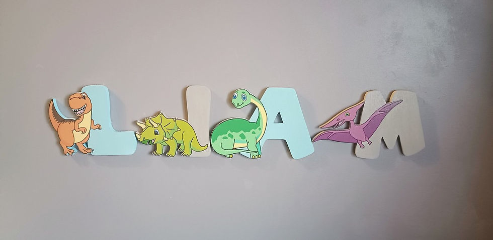 Lettres prénom en bois LIAM décorées avec des dinosaures
