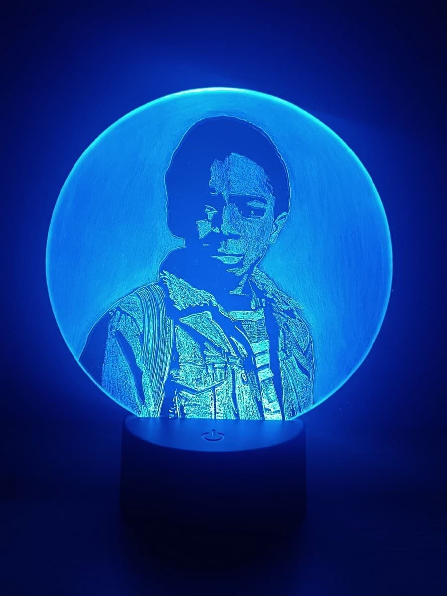 lampe LED tactile à l'image de Lucas de la série Stranger Things de couleur bleue