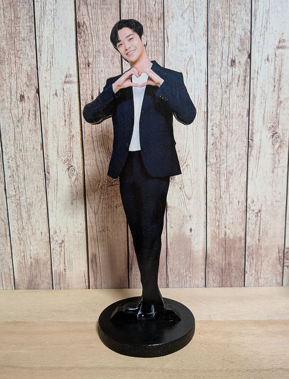 Silhouette décorative de l'acteur Rowoon faisant un cœur avec ses mains sur socle noir