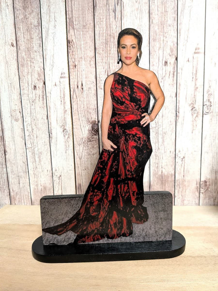 Figurine de collection Alyssa Milano en robe de soirée rouge et noire sur socle noir