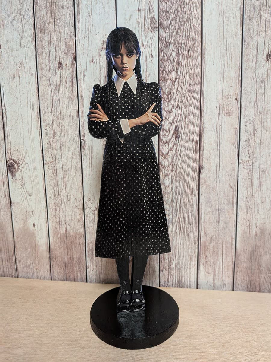 Figurine en bois de jenna Ortega dans le rôle de Mercredi Addams