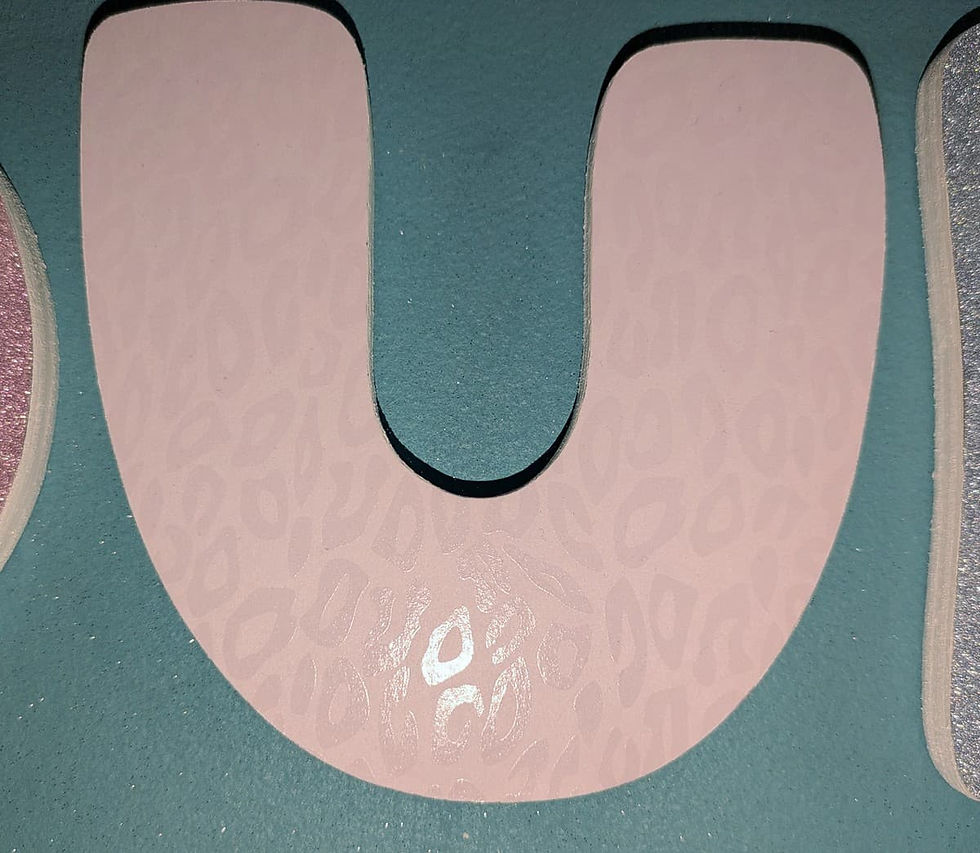Miniature : Lettre U en bois personnalisée avec motifs géométriques abstraits rose et blanc
