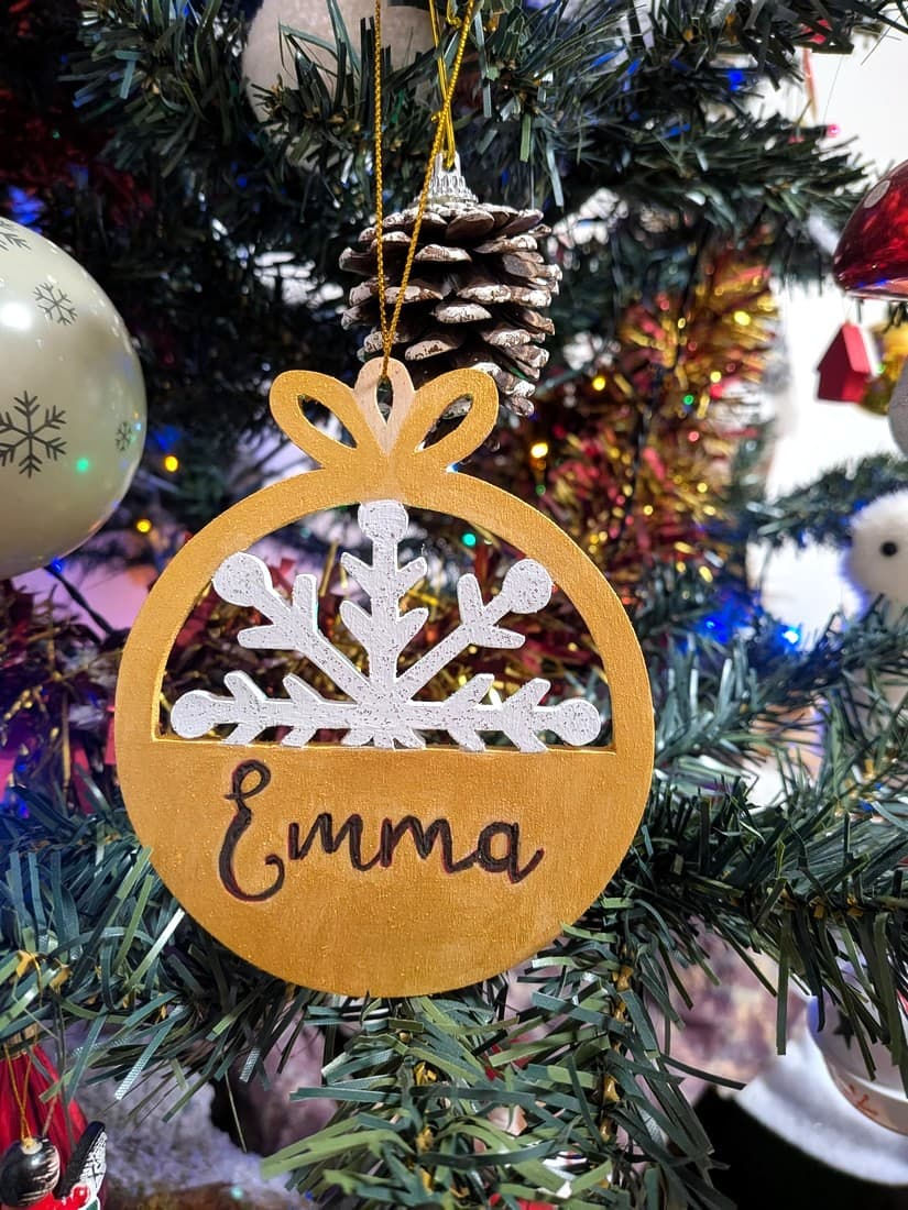 Boule de Noël flocon personnalisée en bois prénom Emma de couleur dorée