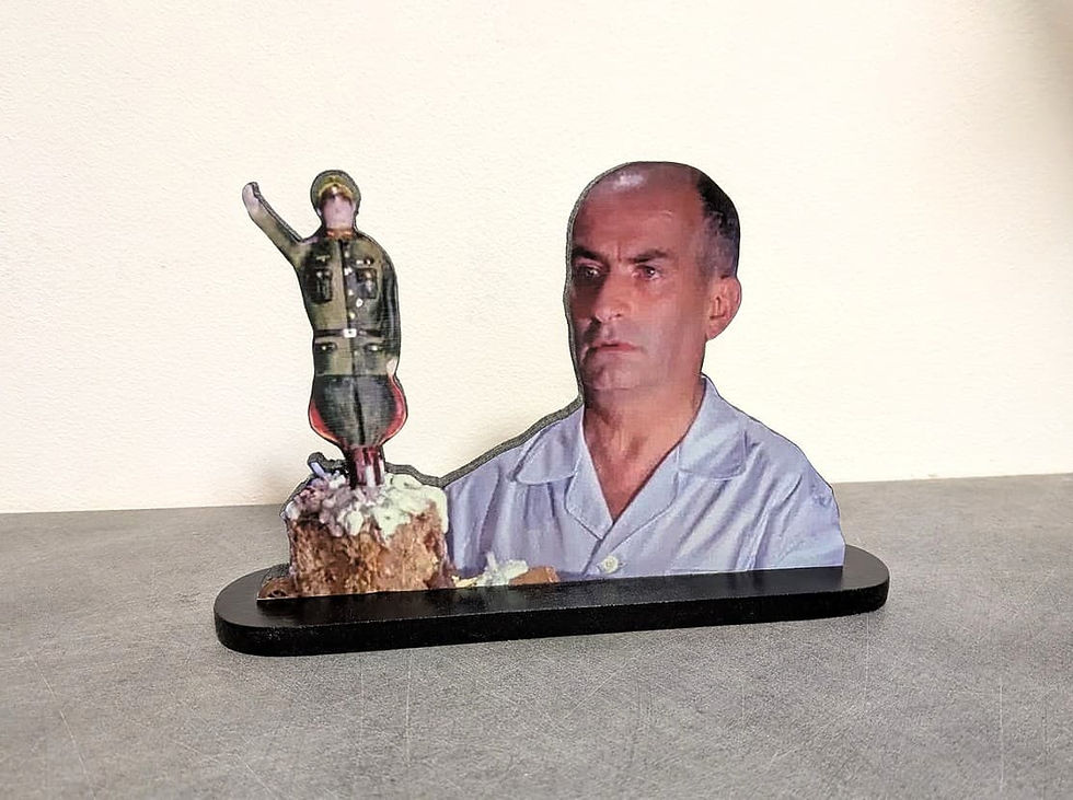 Figurine artisanale en bois Louis de Funès et le gâteau allemand La Grande Vadrouille fait main à Tourcoing