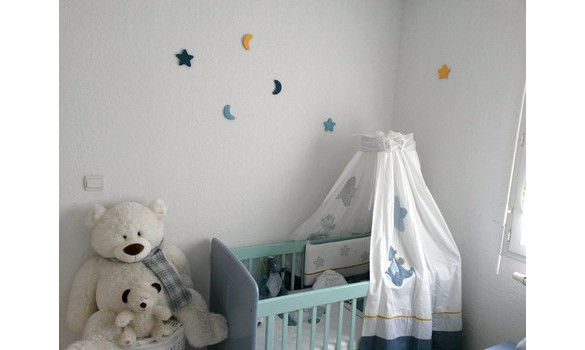 Miniature : lunes et étoiles murales en bois dans la chambre de bébé de couleur jaune, bleu clair et bleu foncé