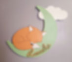décoration murale en bois renard roux sur une lune verte pale et un nuage blanc vue de face