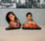 Duo de figurines artisanales Rihanna en bois posées sur une étagère de chambre