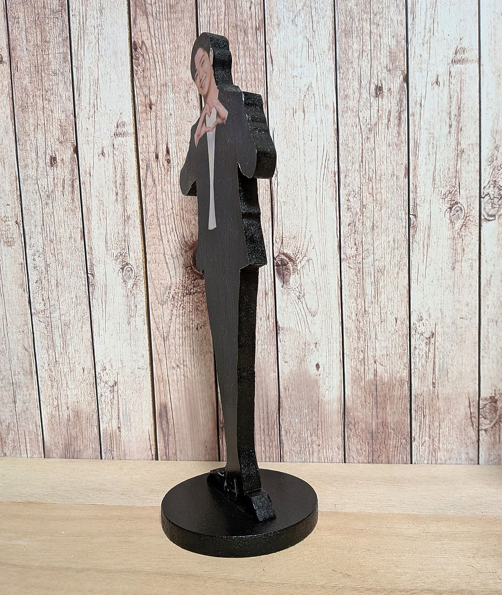 Miniature : Profil de la silhouette décorative artisanale de Rowoon sur socle noir