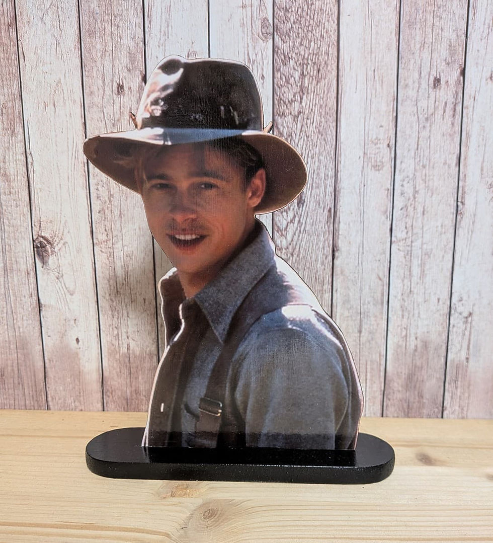 Portrait à poser de Brad Pitt réalisé en vernis colle sur bois, découpe précision à la scie à chantourner .