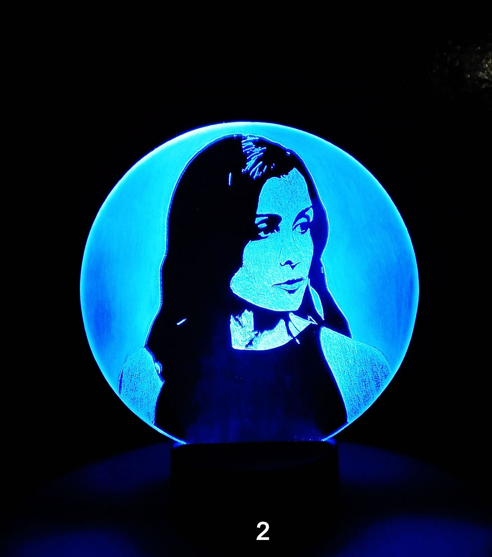 Lampe LED tactile à l'image de la chanteuse Jenifer de couleur bleue