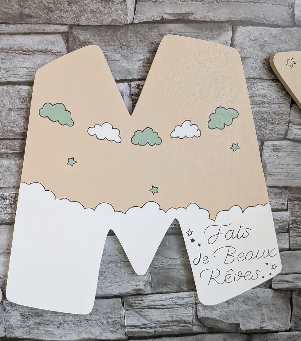 Miniature : La lettre M de 25 cm de hauteur en bois décorée avec des nuages et l'inscription Fait de beaux rêves couleur beige et blanche