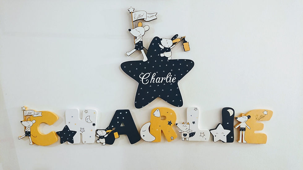 Miniature : Plaque de porte de chambre et lettres en bois de CHARLIE décorées avec hello de sauthon