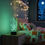 Miniature : Lampe LED Gnomes, allumée en vert, sur table de chevet dans une chambre d'enfant.