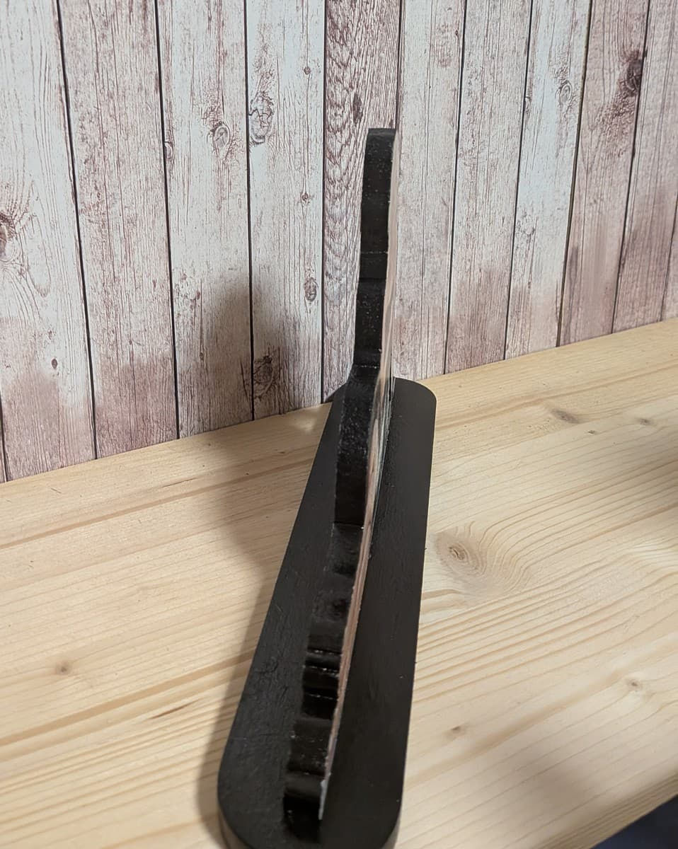 Vue latérale coté gauche décoration en bois Brigitte Bardot travaillée en vernis colle , objet de collection fait main