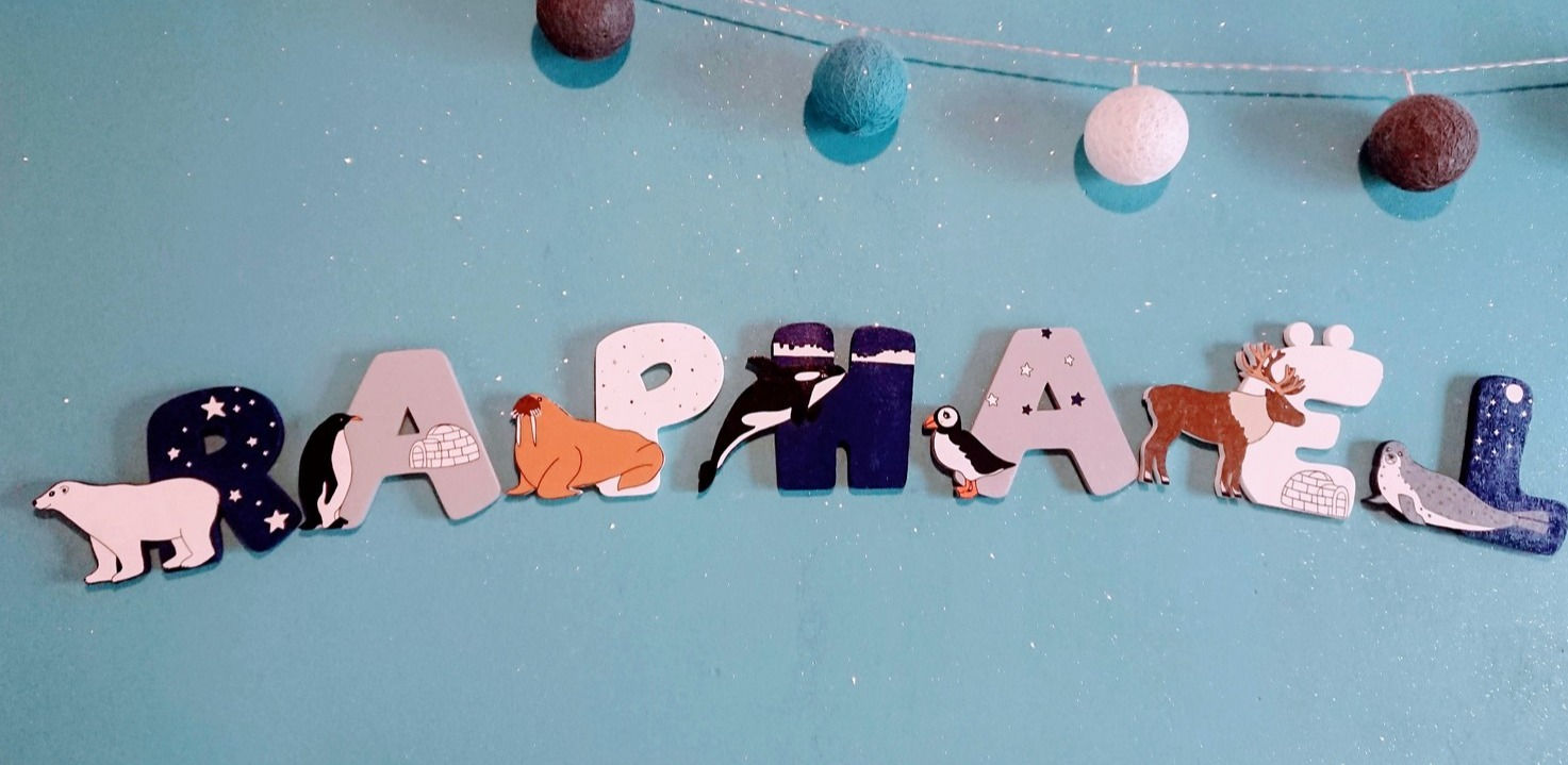 Les lettres du prénom Raphaël décorées avec les animaux de la banquise