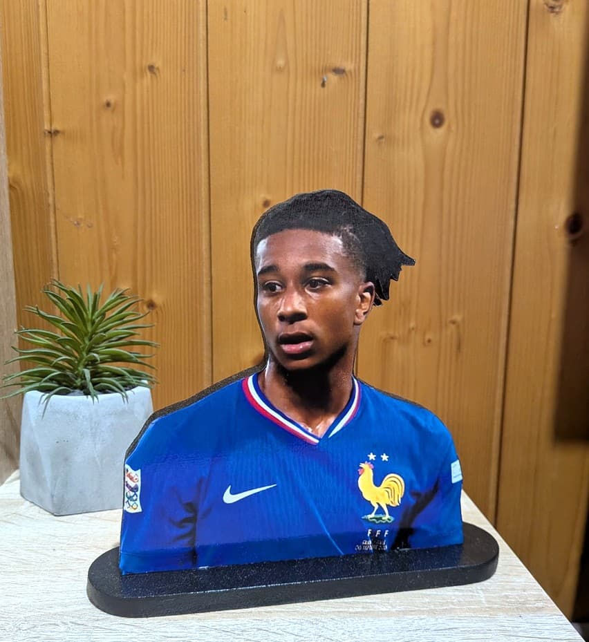 Miniature : Buste en bois fait main de Michael Olise avec le maillot bleu de l'Équipe de France de football, posée sur un
