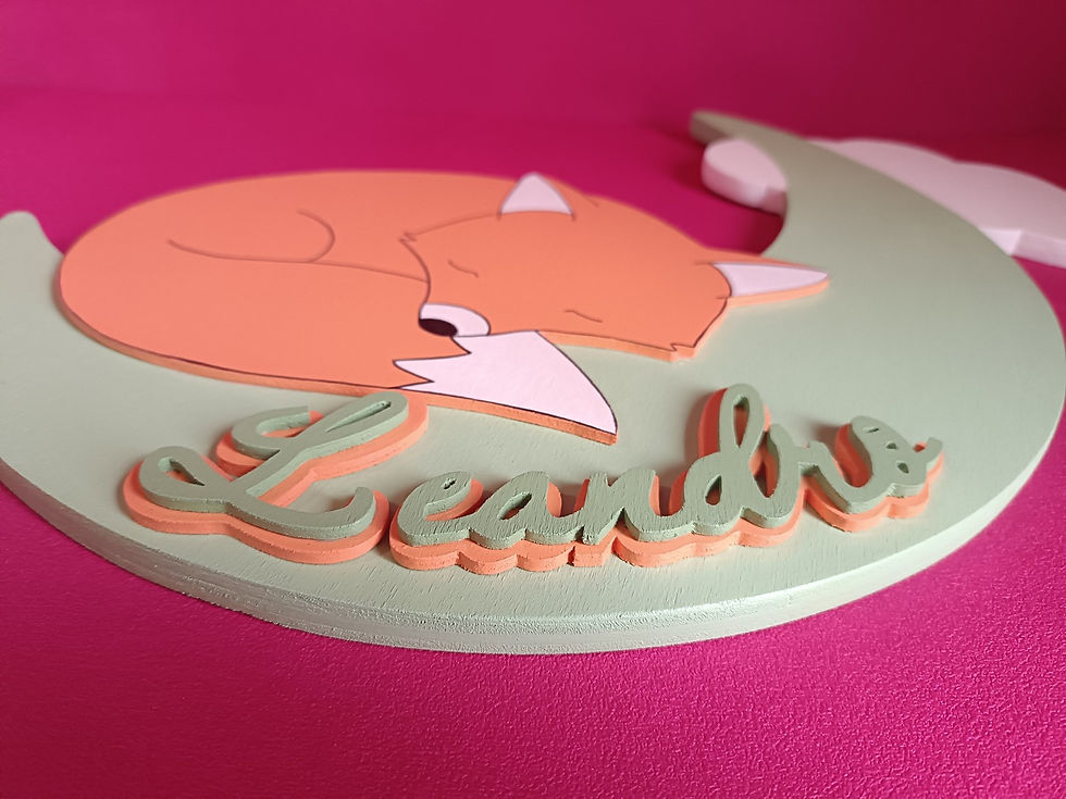 décoration murale renard en bois sur une lune et un nuage blanc vue de côté