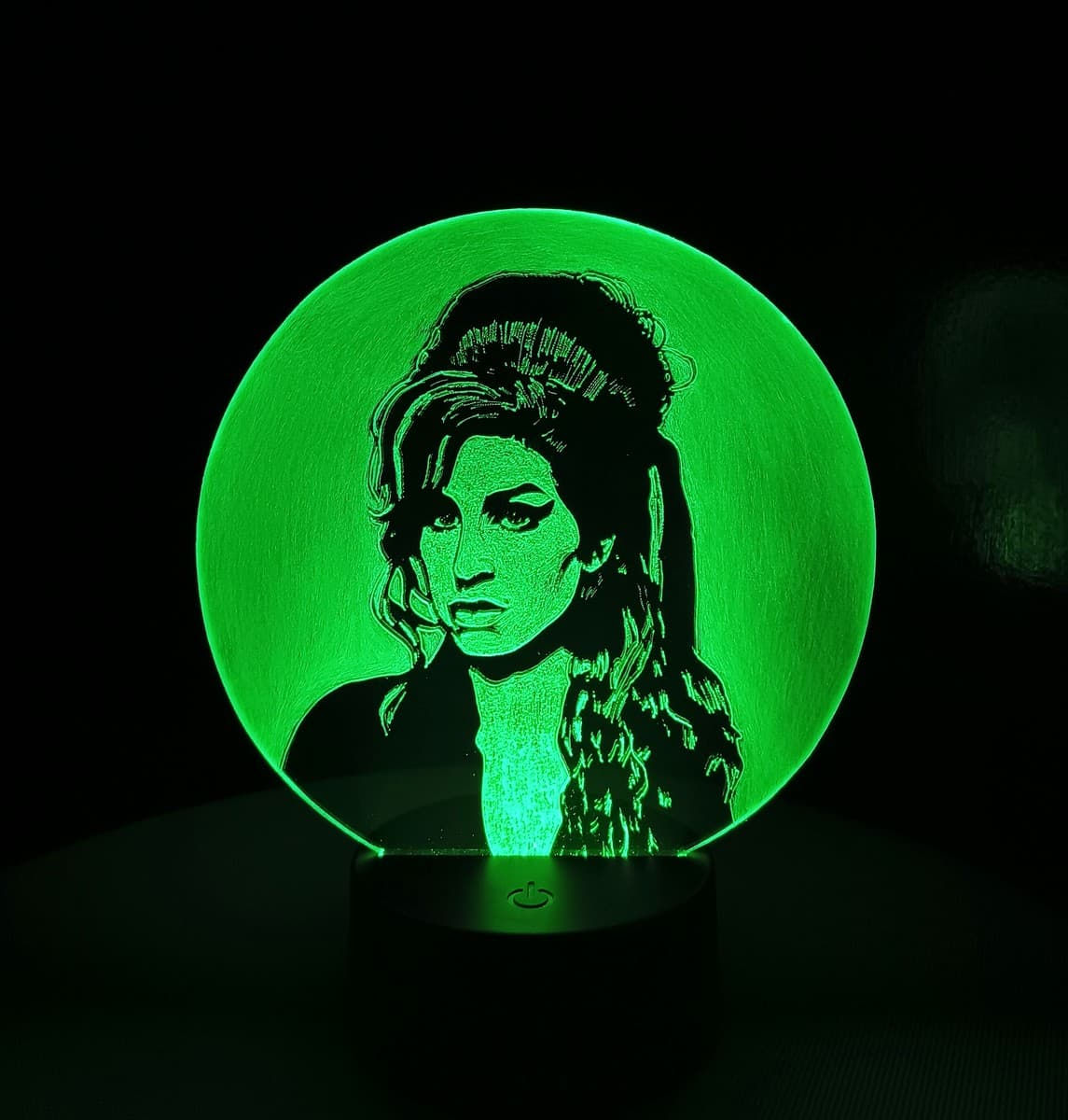 Lampe LED Amy Winehouse de fabrication artisanale, allumée dede couleur verte