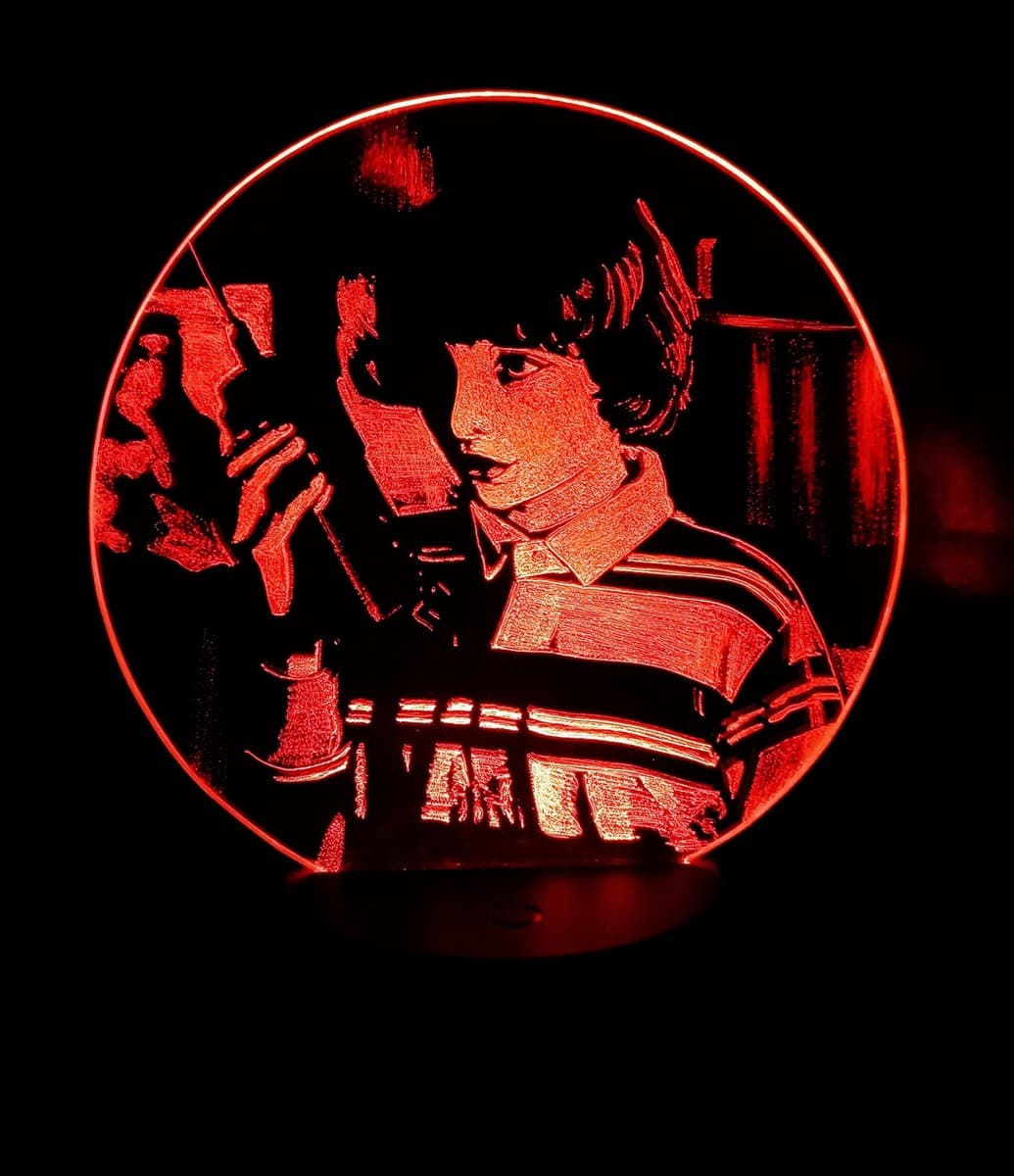 lampe LED tactile de couleur rouge à l'image de Mike dans la série Stranger Things