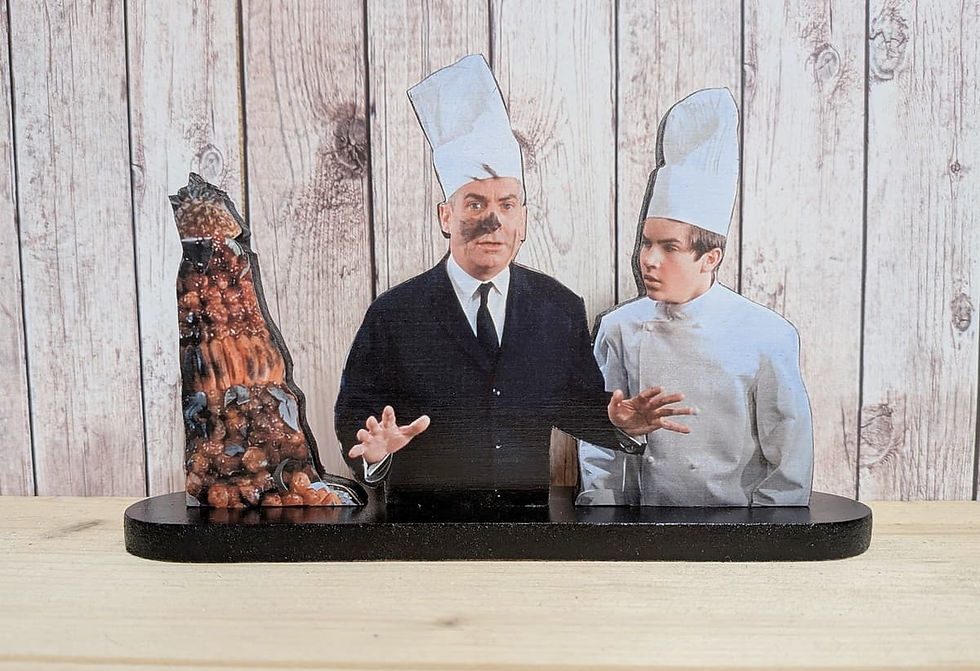 Miniature : Figurine bois Le Grand Restaurant avec Louis de Funès et Paul Préboist sur socle noir.