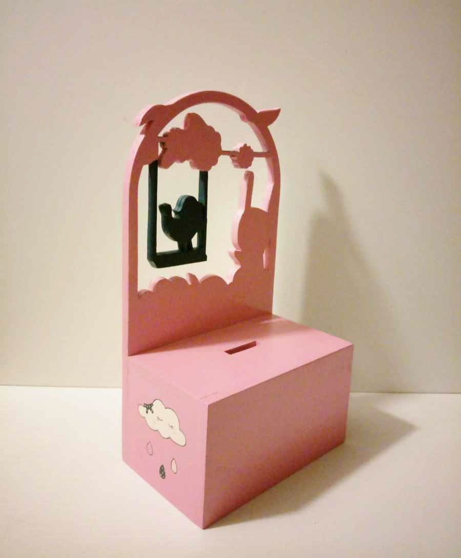 Miniature : le coté gauche de la tirelire en bois miss fleur de lune