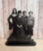 figurine artisanale en bois à l'effigie de la Famille Addams vue de face