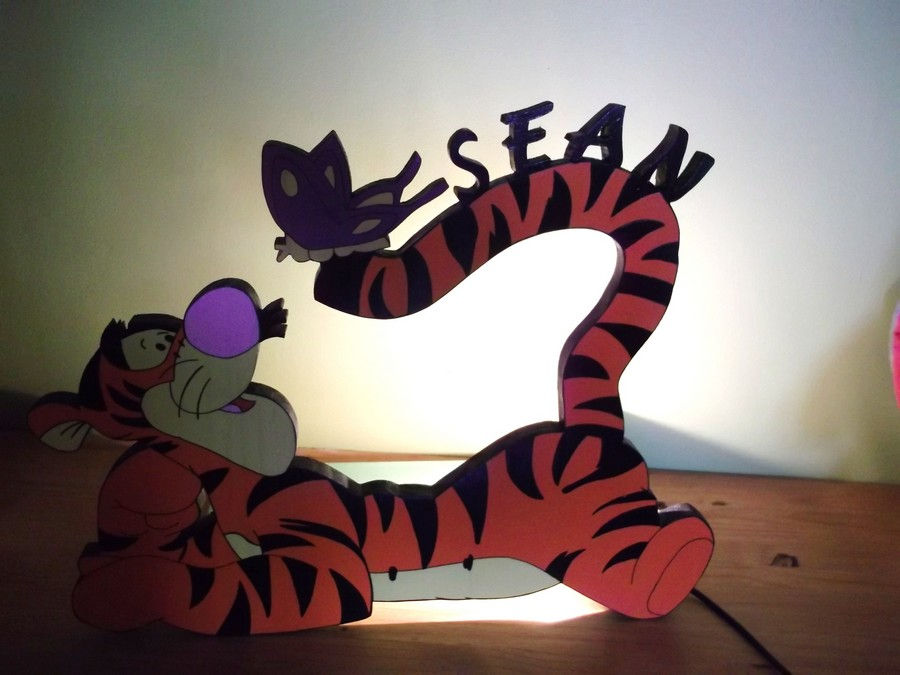 Miniature : lampe en bois décorée avec tigrou lampe allumée personnalisée au prénom de Sean