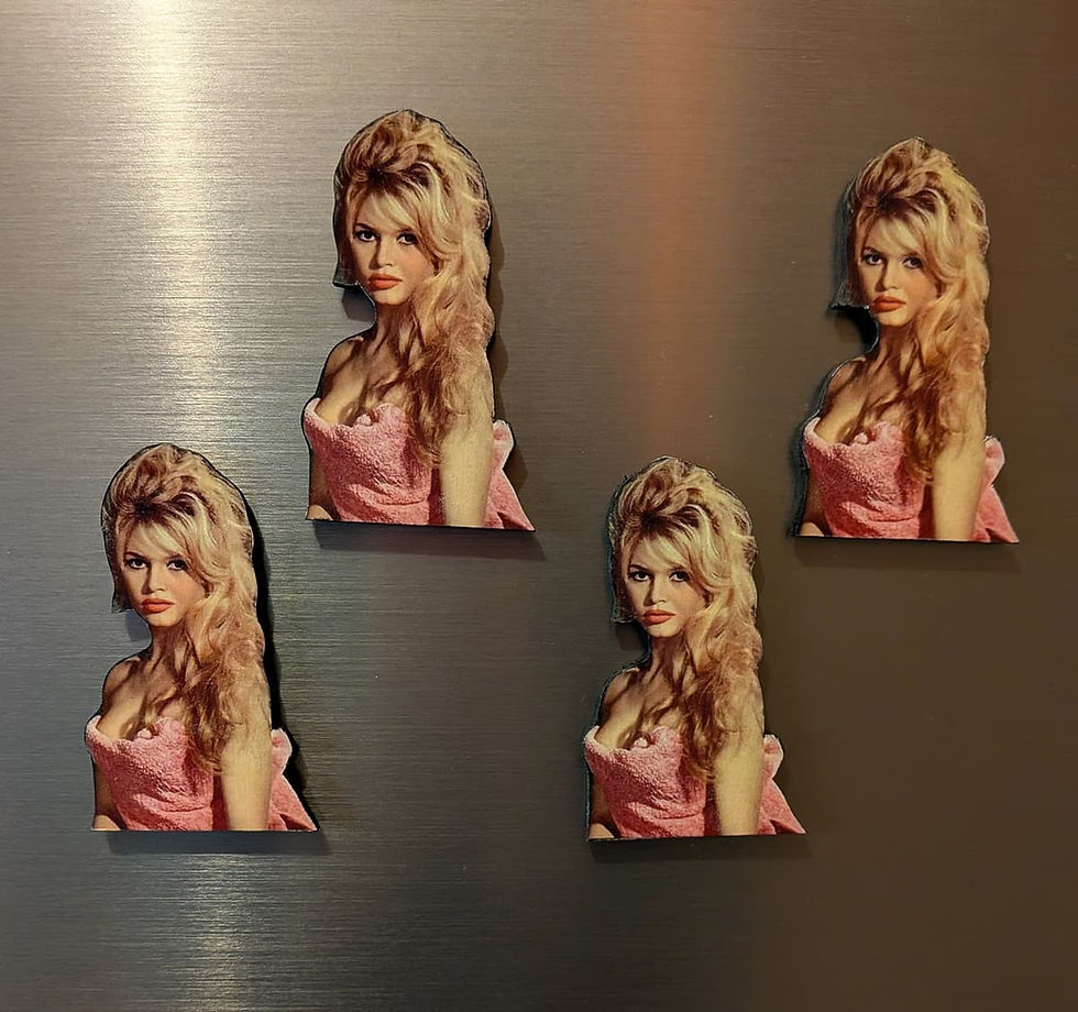 Magnet artisanal en bois portrait Brigitte Bardot pour support métallique, frigo