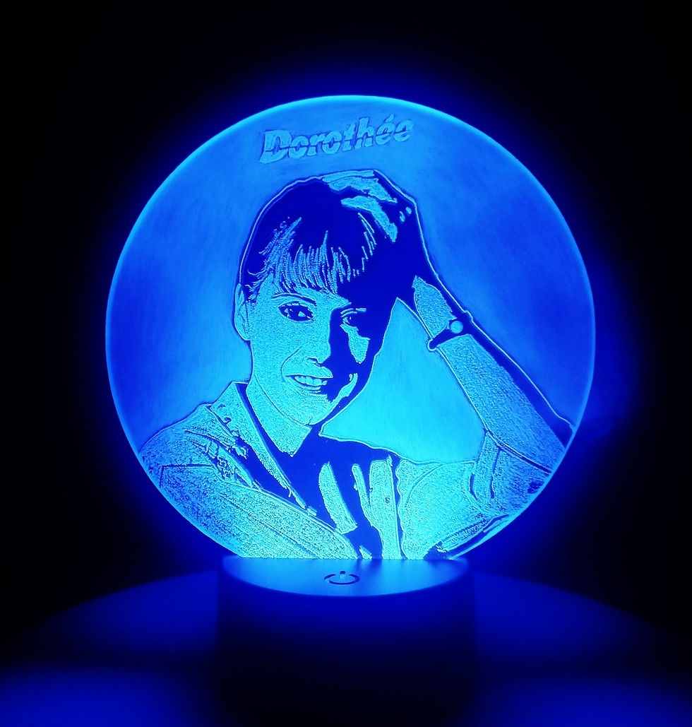 lampe LED tactile à l'image de Dorothée de couleur bleue